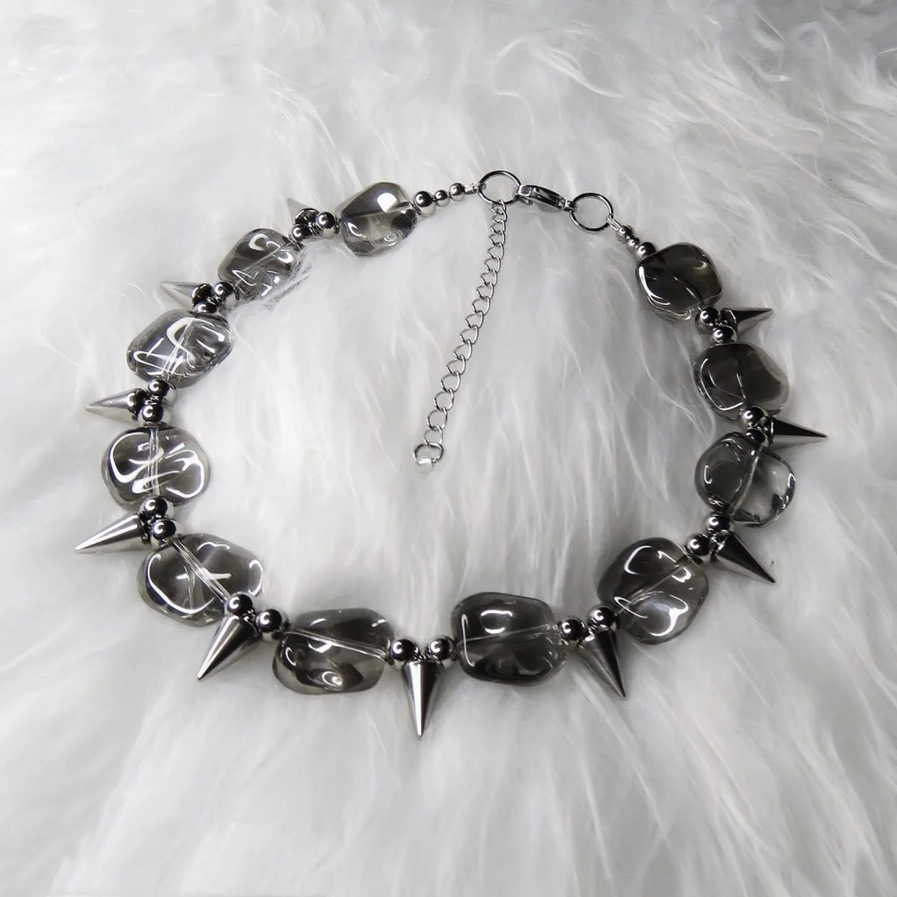 Collana con rivetti in stile punk alla moda femminile 2025 per donna/uomo, gioielli geometrici irregolari con borchie a spina dorsale, cubetti di ghiaccio in metallo trasparente, 2024_voghion.com