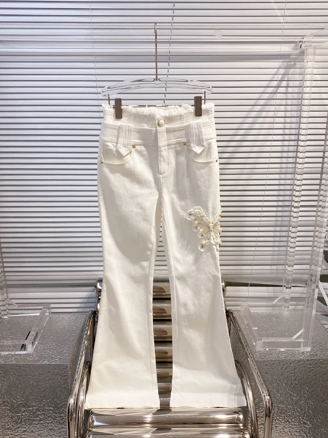 

New Summer and Autumn 2023 White Fur Raw Edge Pearl Butterfly Flared Jeans 0721