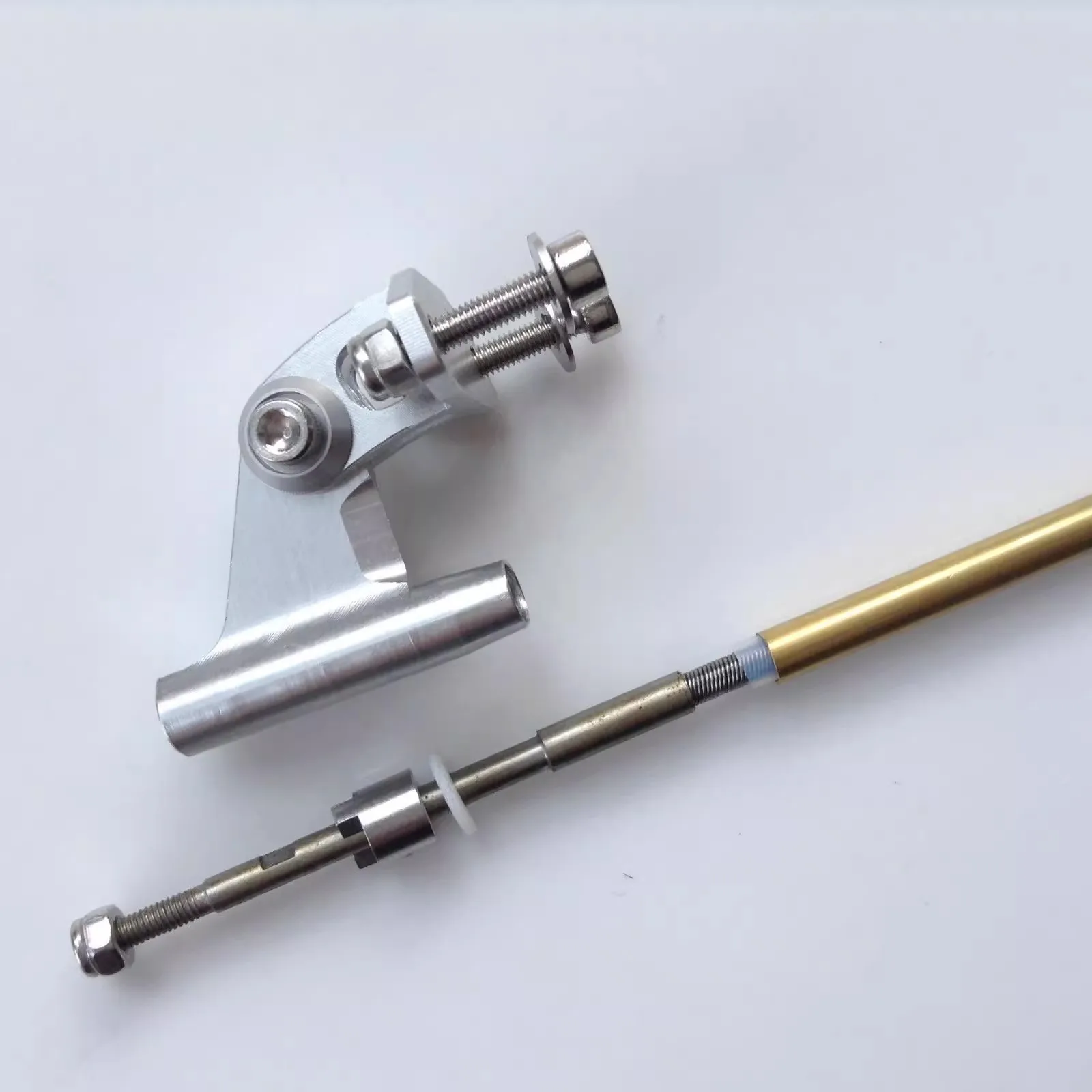 Vue d'ensemble du kit arbre flexible et gouvernail pour bateau RC électrique sans balais, composants détaillés.