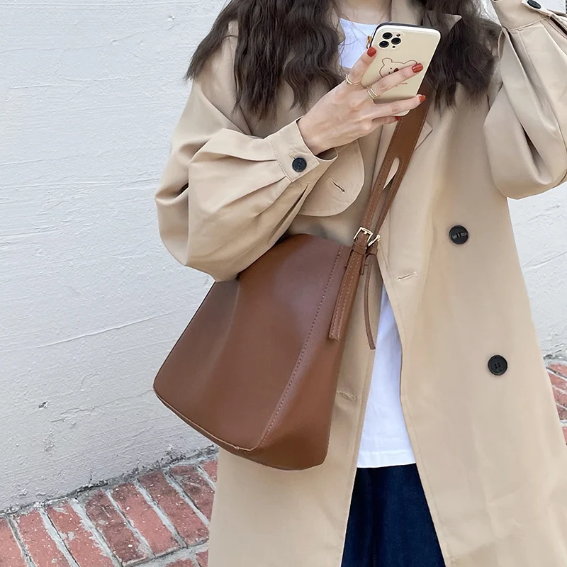 

Vintage large capacity female 2023 new fashion bucket texture niche armpit all crossbody bag