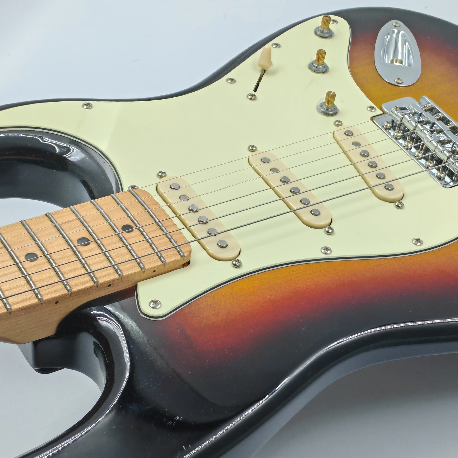 PHRILM SSS11hole ST E-Gitarren-Schutz, 3-lagiges Schlagbrett mit Aluminiumfolien-Schild, passend für American Mexican Standard ST – Detail 3