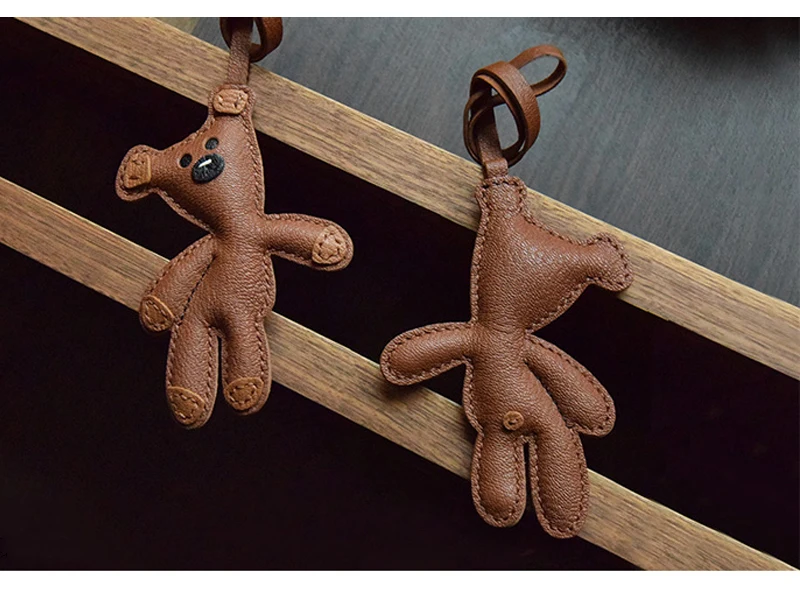 Handgefertigter Mr.Bean Teddy Schlüsselanhänger aus Echtleder, Niedlicher Teddybär Taschenanhänger, Schlüsselring mit Geschenkbox – Detail 3