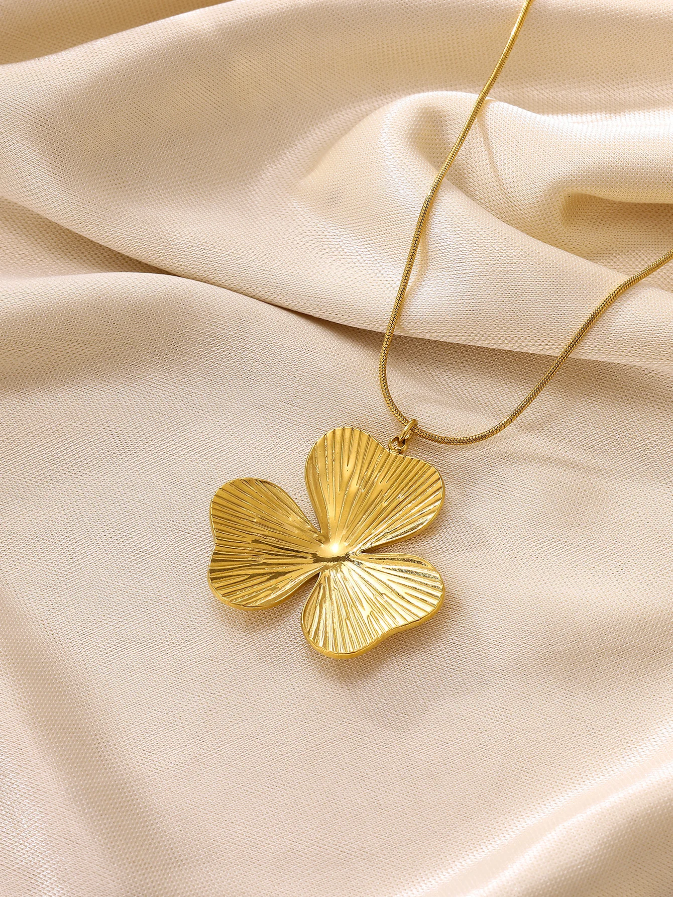 Minimalist Clover Necklaces 18K Gold Plated Stainless Steel Pendant Necklace