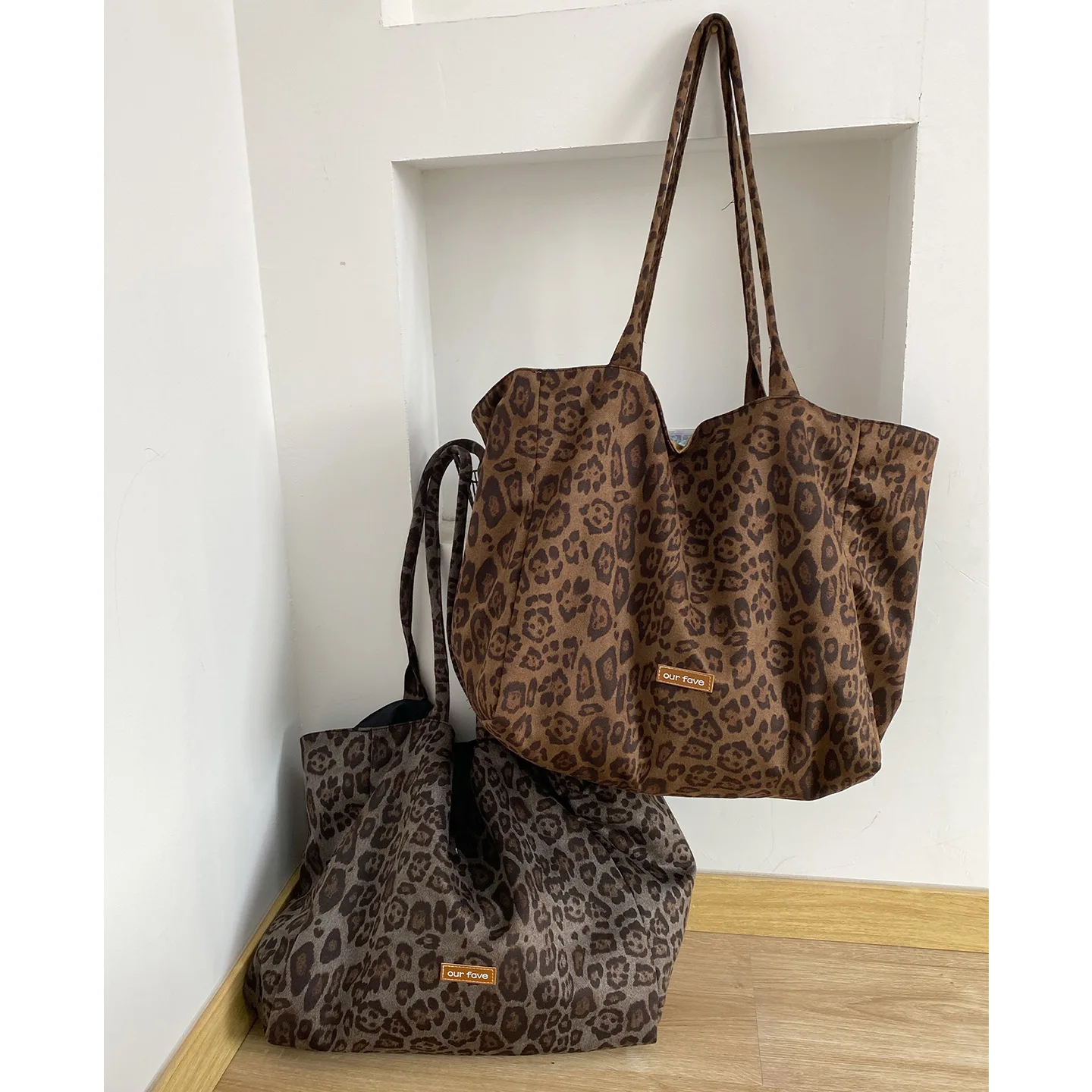 Large capacity leopard printing shoulder women new simple and personalized tote shopping bag casual commuting bag