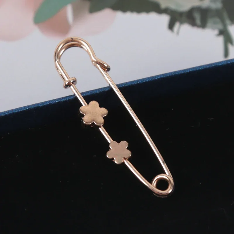 Simple Waist Buckle Fixed Strap Charm Safety Pin Brooch Anti Fall Sweater Cardigan Clip Chain Pearls Brooches Jewelry Anime Pins