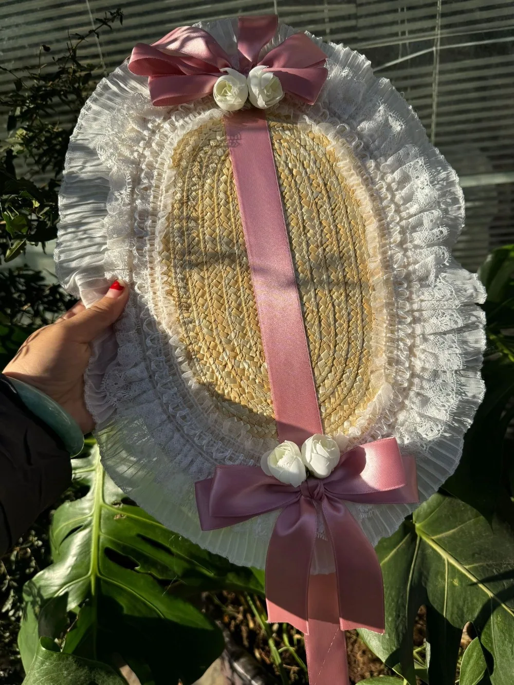 Französischer Landhausstil Lolita Strohhut mit Rüschen, Spitze, Schleife, Strandhut, Haarschmuck mit Riemen, Blumenmädchen-Sonnenhut – Detail 5