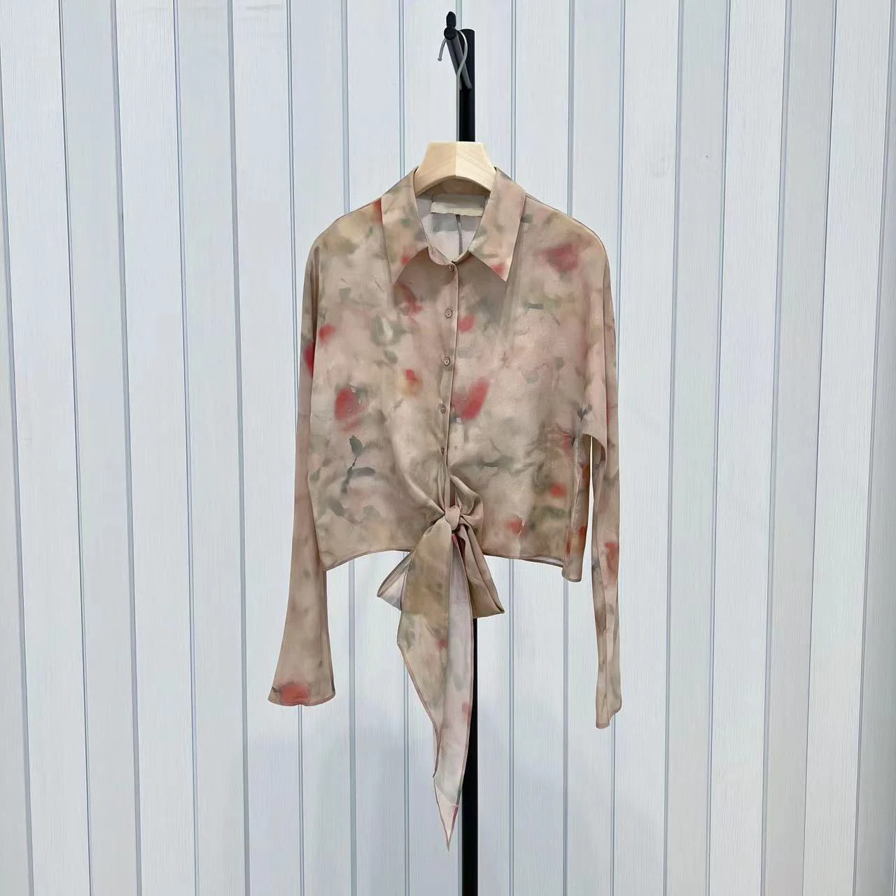 Рисунок 6 - Женская винтажная шелковая блузка с длинным рукавом