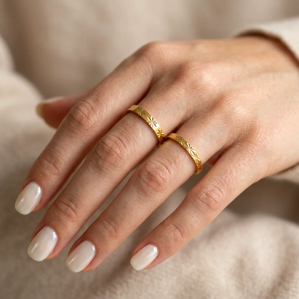 Anelli in acciaio inossidabile per donna Gioielli congiunti a coda di dito delicati e minimalisti con motivo strutturato Starburst impilabile dorato - immagine 3