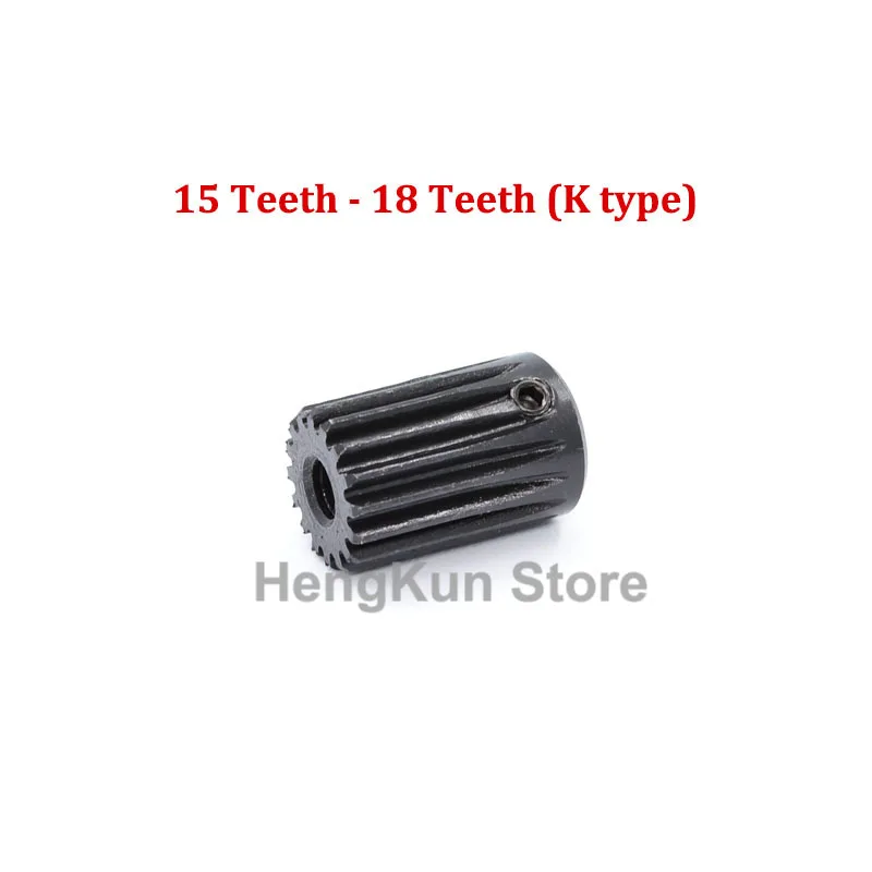 Pignon moteur RC 45 dents acier posé sur fond blanc avec reflets métalliques