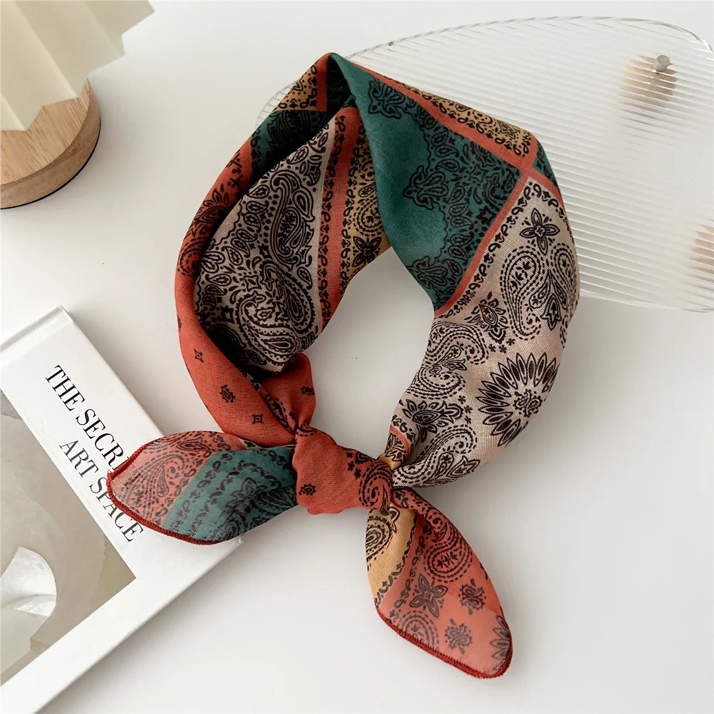 Рисунок 3 - Женский шейный платок с цветочным принтом