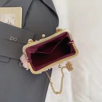Sac à main élégant à motif floral avec fermoir Kisslock, sac à bandoulière pour femme avec perles et sangle métallique, idéal pour mariage et soirée, sac bandoulière à chaîne élégante 2026 6