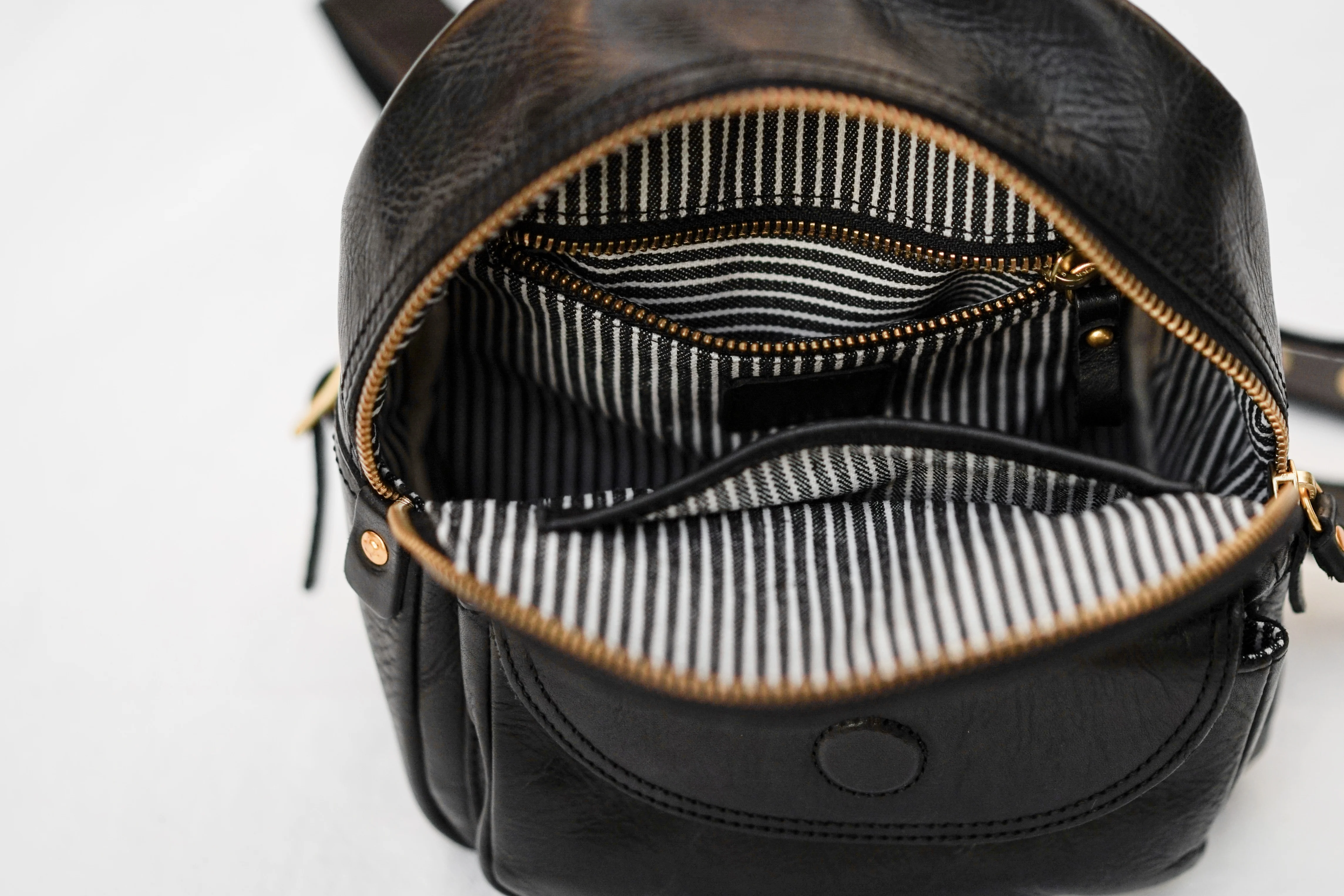 Modischer, lässiger, handgefertigter kleiner Rucksack aus Rindsleder der ersten Schicht für Damen, Wochenende, Outdoor-Reisen, Vintage-Luxus-Rucksack aus echtem Leder – Detail 14
