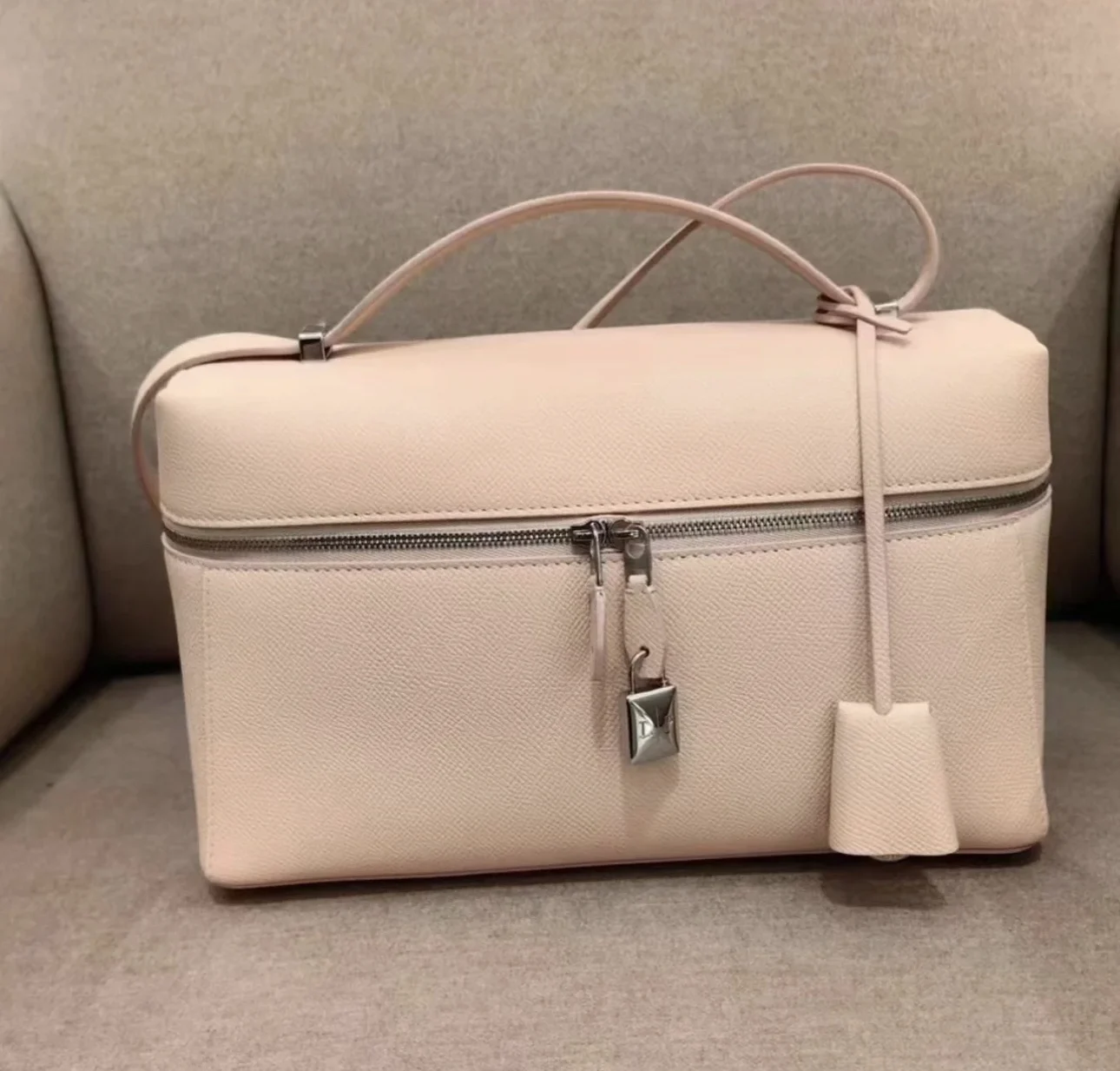 Рисунок 4 - Женская сумка с широкими ручками