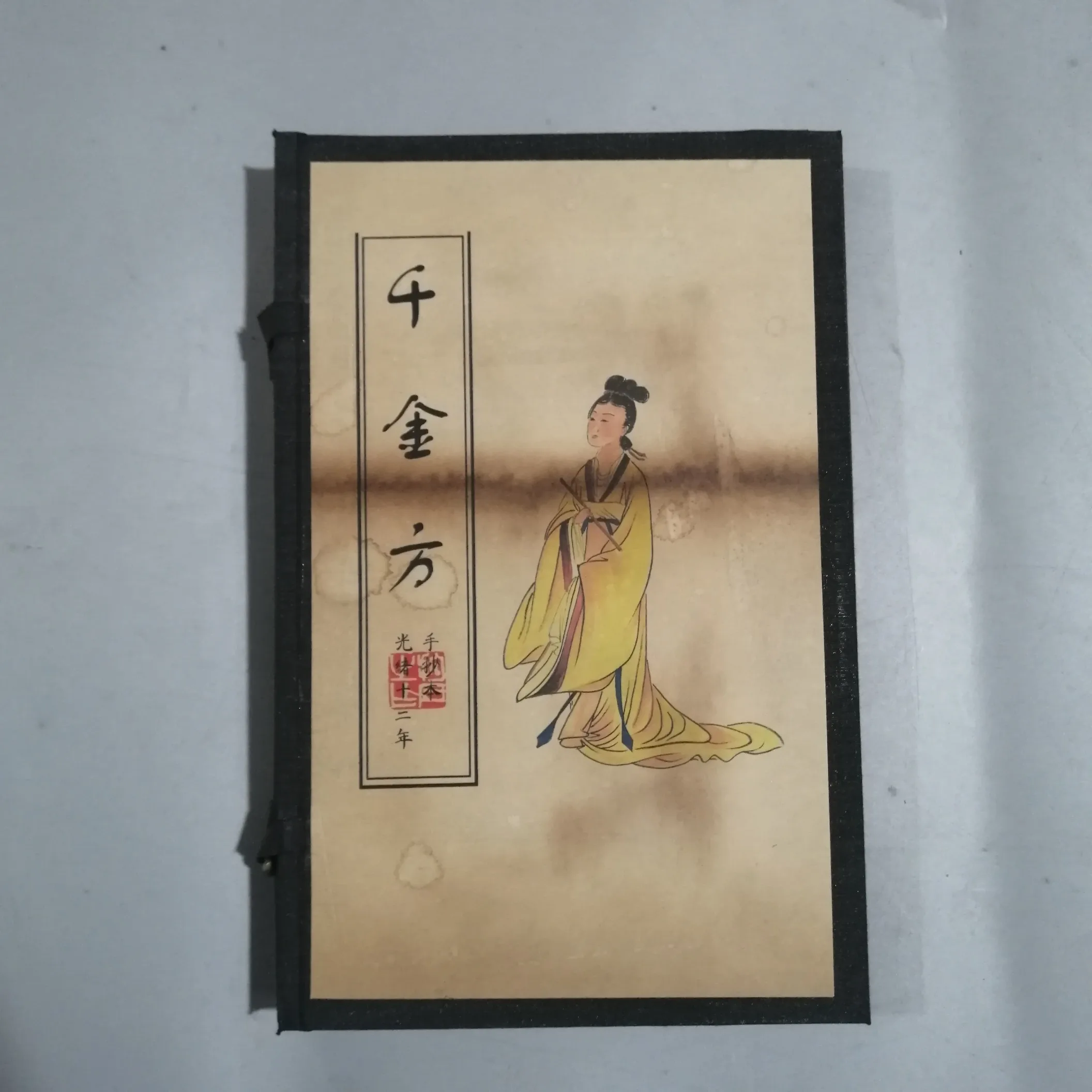 

Старинная медицинская книга Qianjin Fang в пружинном переплете
