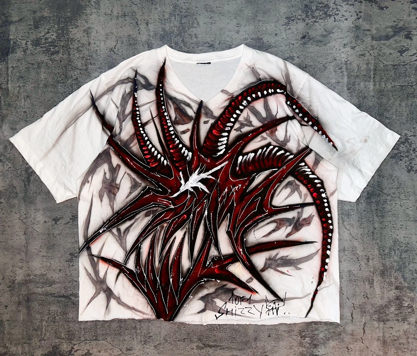thumbnail image 1 of Camiseta retro de manga corta con estampado de grafiti punk de alta calle con forma especial, estilo Y2k, cuello redondo, gran tamaño, holgada, estilo Harajuku, 1 of 4