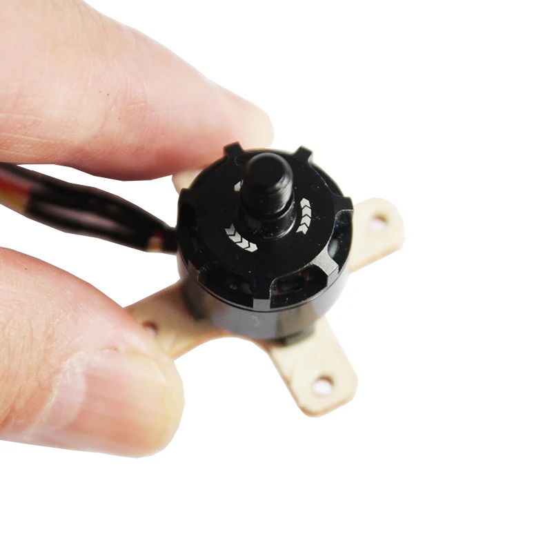 ESC et hélices inclus dans le kit moteur RC brushless 4 pièces pour drone FPV.