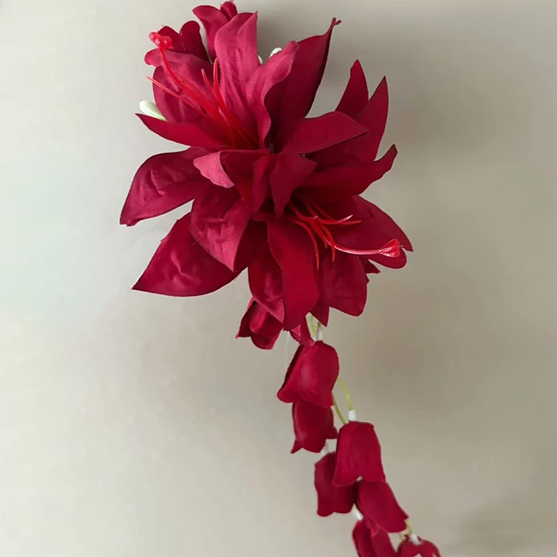 Rote Maiglöckchen-Haarspangen mit Blütenblättern und Entenschnabel-Design – Simulationsblumen-Haarschmuck für Mädchen und Frauen – Detail 8