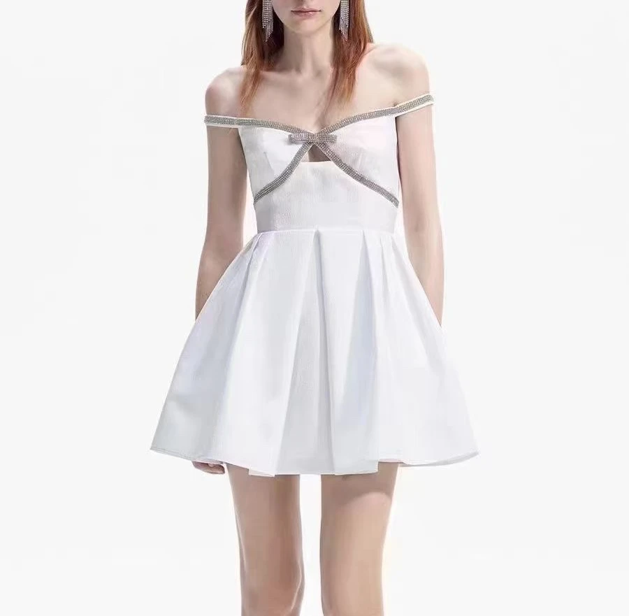 

2024 Fashion Elegant Summer New Women Clothing Ivory Sleeveless Hollow Out Diamond Chain Slash Neck Strapmini Mini Dress
