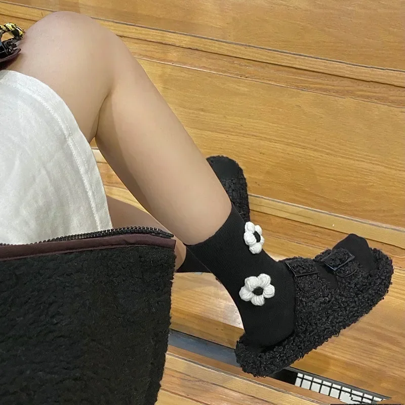 

Вязаные шерстяные носки, носки средней длины с цветочным рисунком, милые корейские черно-белые женские трехмерные носки ручной работы