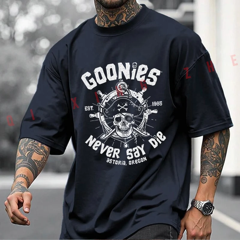 남성용 Goonies Never Say Die Retro 공식적으로 영감을 받은 80년대 영화 로고 아이코닉 스컬 모토 티셔츠 코튼 반팔 O넥 티셔츠