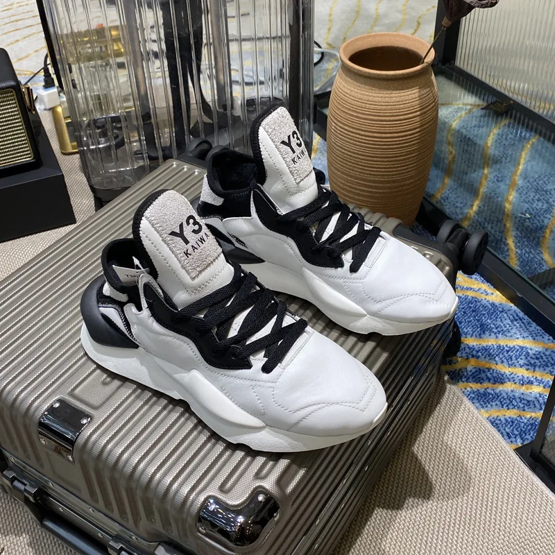 

Кроссовки из натуральной кожи на толстой подошве, с плюшевой подкладкой