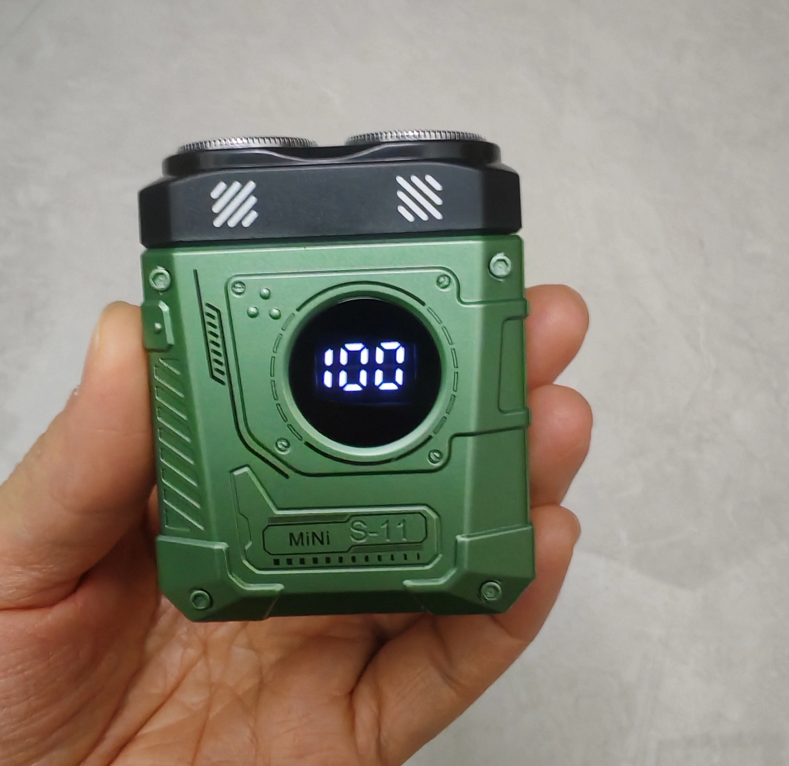 남성용 마그네틱 더블 블레이드 전기 면도기 메카 펑크 스타일 충전식 면도기 강력한 수염 트리머 면도칼