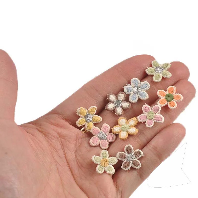 30pcs 1.5cm 미니 꽃 아플리케 패치 DIY 바느질 공예 용품 의류 모자 가방 장식 접착제 없음 cp4326