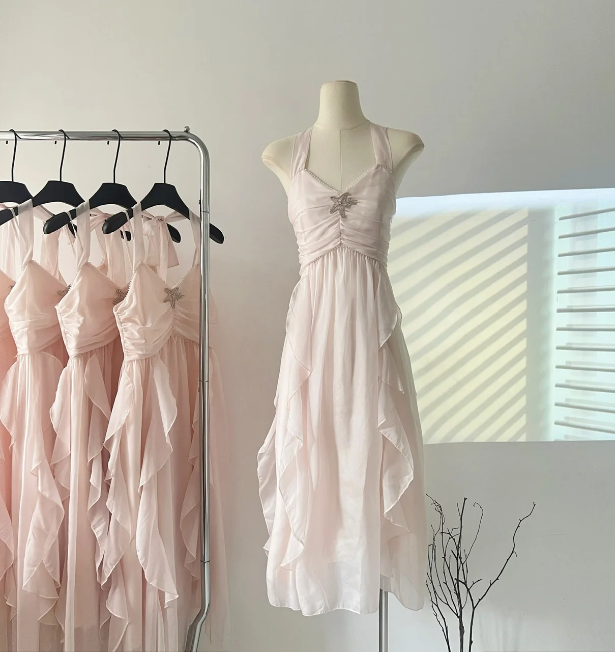 

Women's Elegant Halter Neck Sleeveless Ruffles Chiffon Dress Lady Summer Holiday Solid Color A Line Long Dress