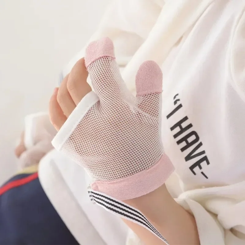 1 쌍 물린 손가락 방지 어린이를위한 손톱 장갑 엄지 손가락 빠는 중지 장갑 어린이 물린 방지 손을 먹는