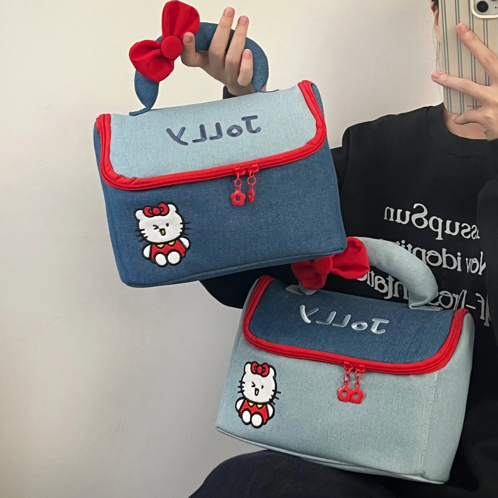 Retro Farbblock-Denim Hello Kitty Handtasche für Make-up Große Kapazität Schleife Tragbare Reise-Toilettentasche