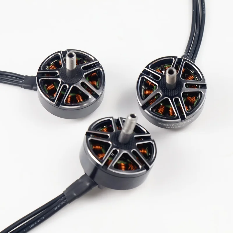Moteur brushless 2807 1300KV monté sur un bras de drone FPV course