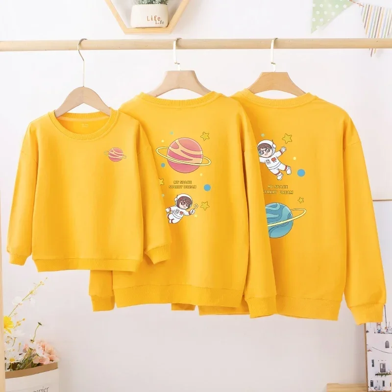 thumbnail image 1 of Conjuntos familiares a juego para Navidad e invierno, suéteres para parejas, camisetas con estampado de astronauta de dibujos animados, camisetas para madre e hija, sudaderas para padre e hijo, 1 of 5