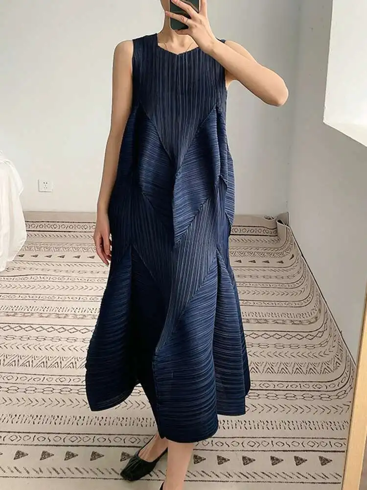 LANMREM Casual Pleated Dress For Women V-neck Sleeveless A-line Maxi Dresses Designer Female Clothing 2025 Summer New 2YA505 - Image 4
