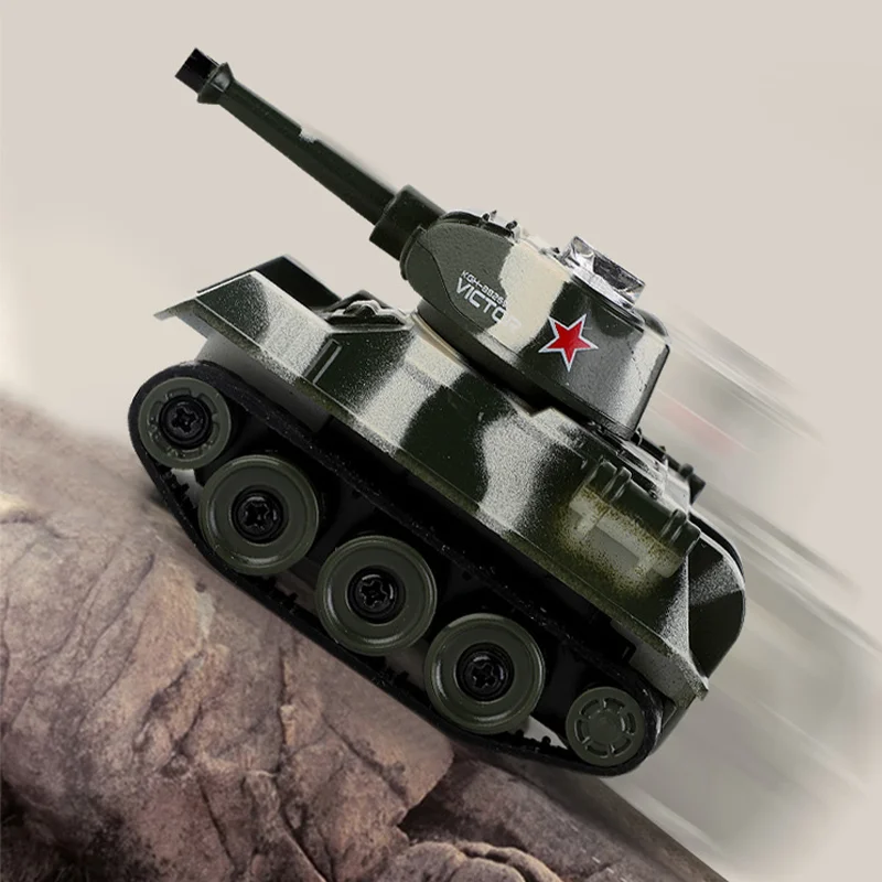 Char Tank RC Robot Télécommandé 2.4GHz en mouvement, soulevant la poussière, télécommande en main.