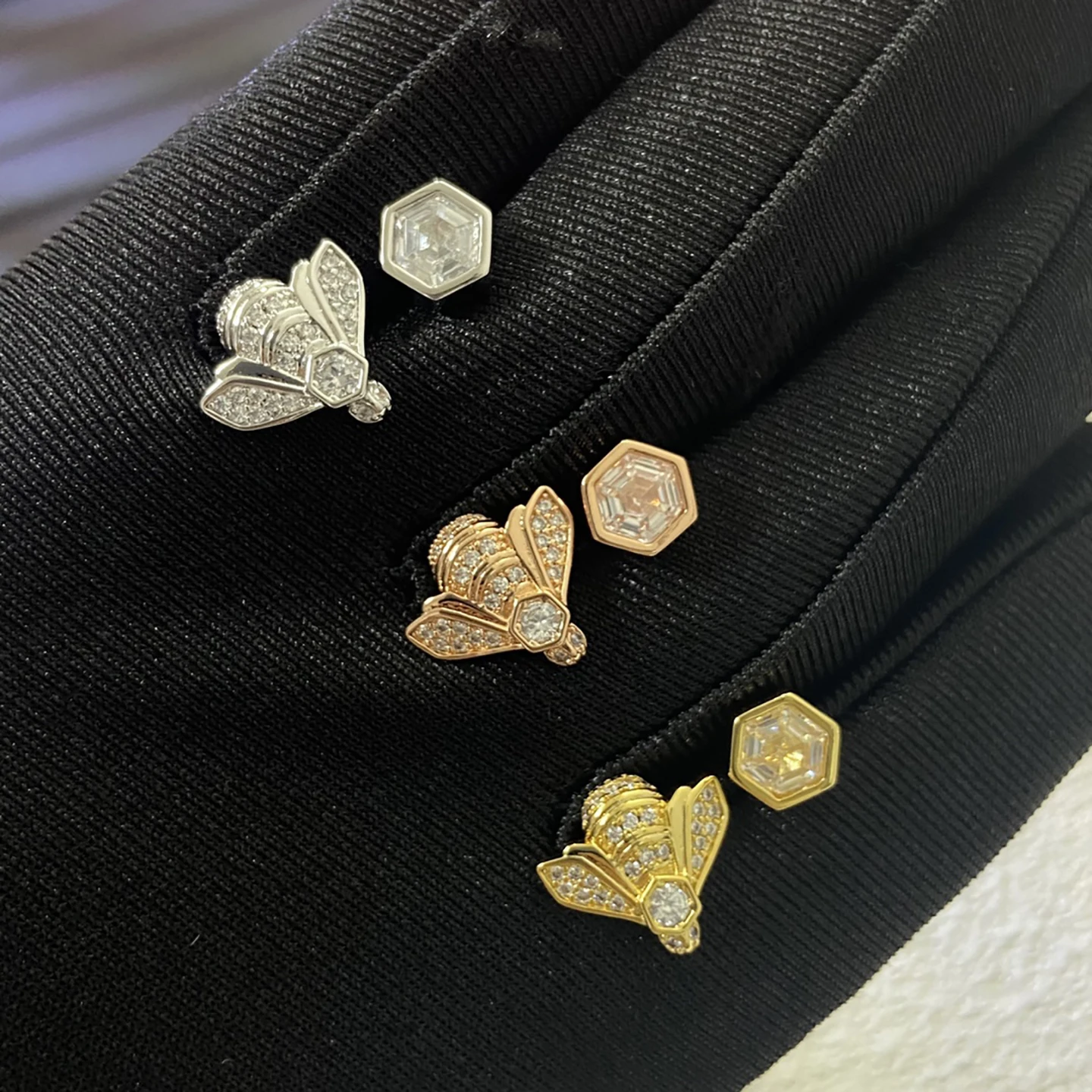 Neue französische Luxus-Schmuckstücke S925 Reines Silber Asymmetrische Damen-Ohrringe. Bienen und Liebe. Nicht verblassend oder allergenreizend – Detail 7