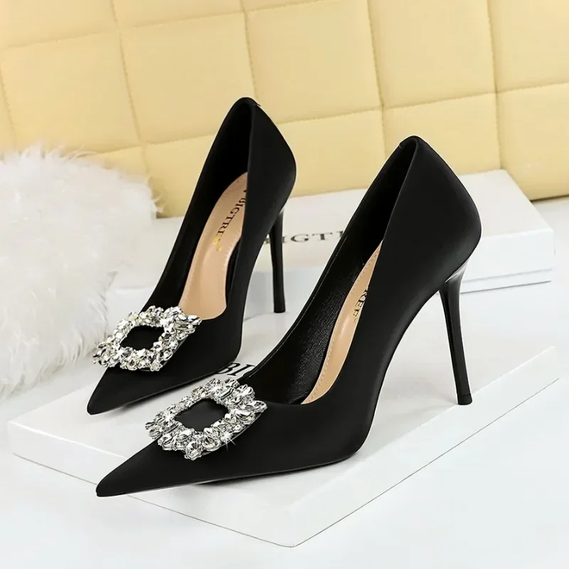 

European Fashion Banquet Women's Slim Super High Heels Shallow Mouth Pointed Water Diamond Button Single Shoes Women