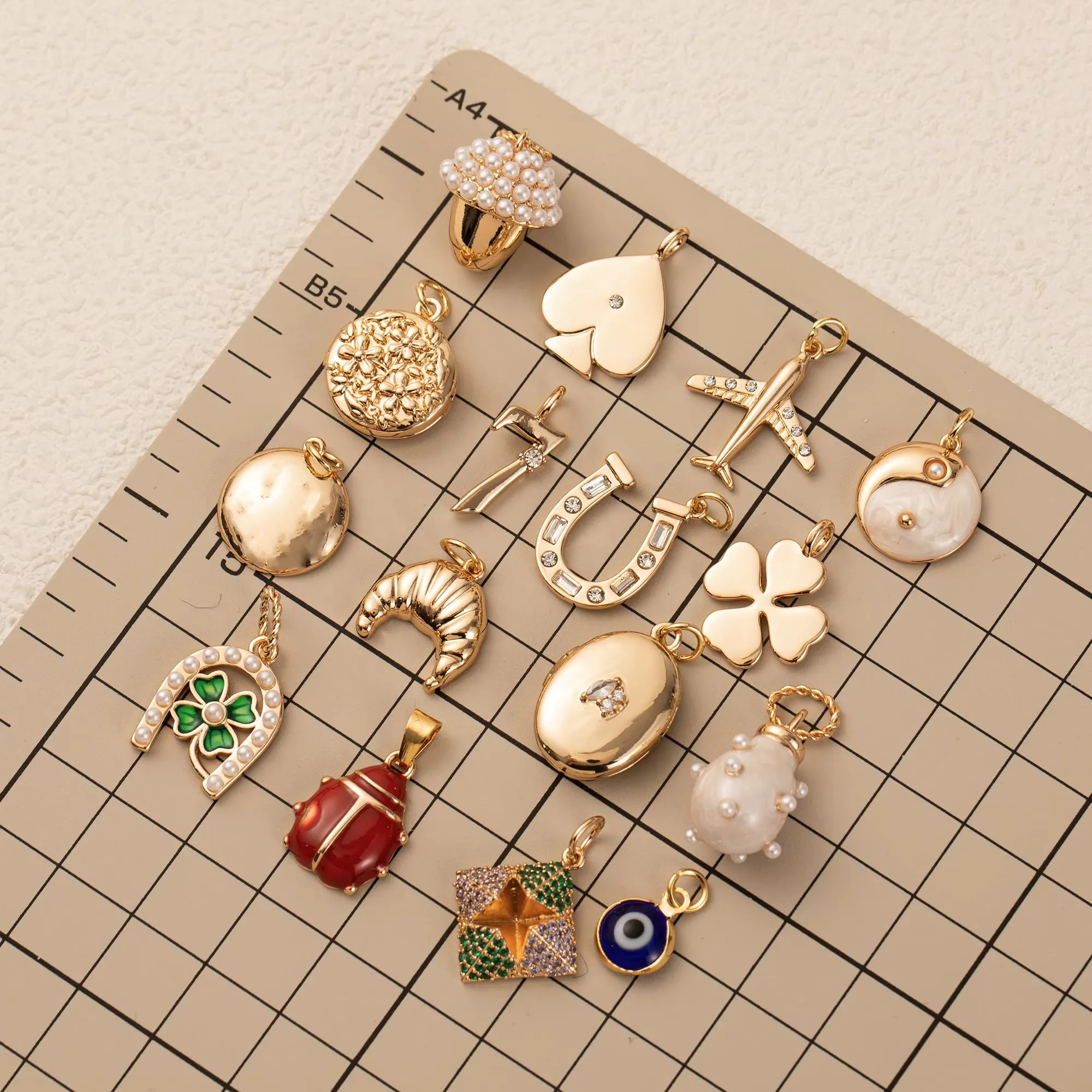 1 Stück vergoldeter Anhänger aus 18 Karat Gold, eingelegt mit synthetischem Zirkon, DIY-Armband-Halsketten-Zubehör