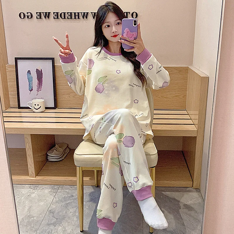 ملابس نوم نسائية برقبة دائرية وأكمام طويلة من حرير الحليب مجموعة ملابس منزلية مريحة بطباعة كرتونية مناسبة للارتداء في الهواء الطلق