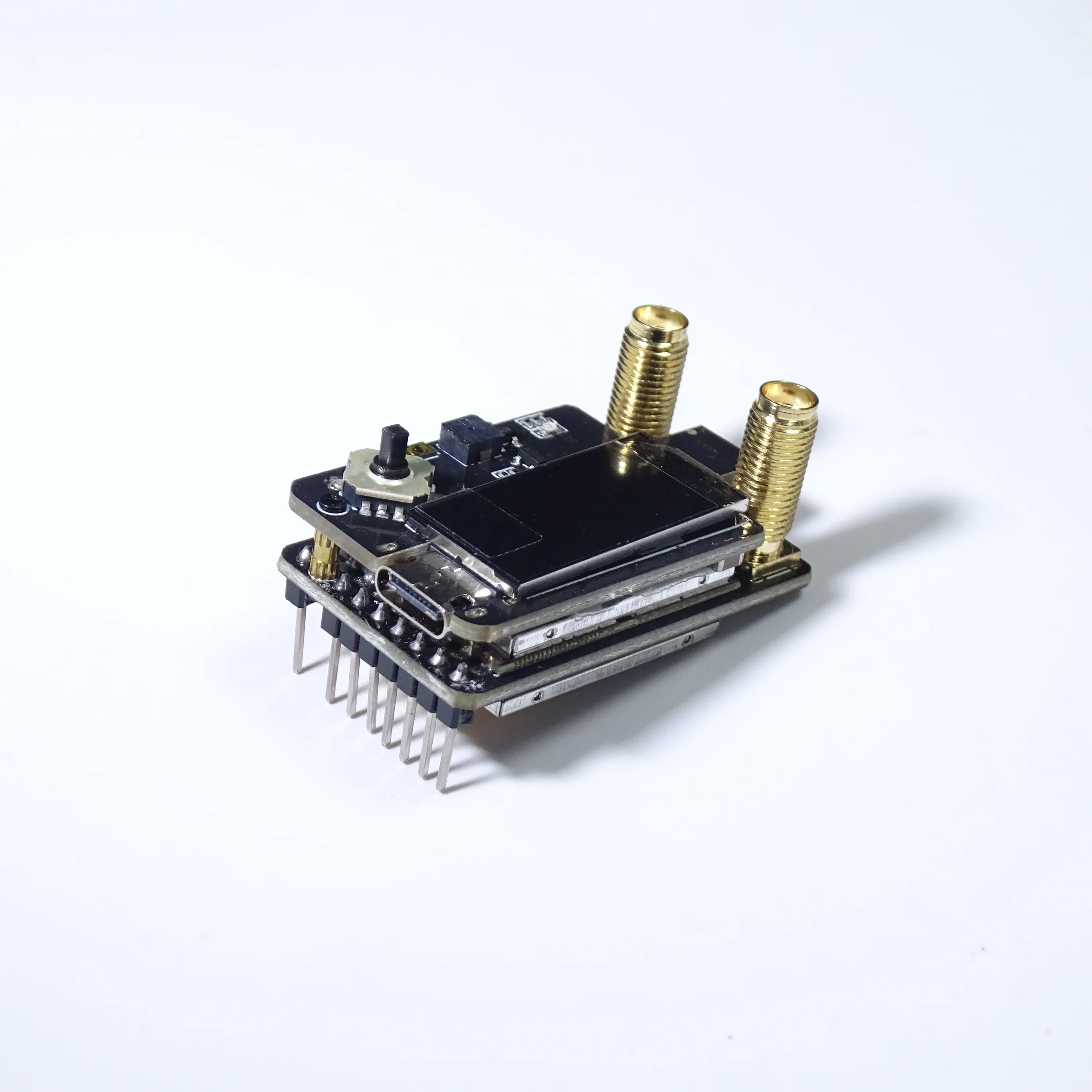 Module récepteur FPV VRX-S1 installé sur des lunettes FPV, câbles connectés