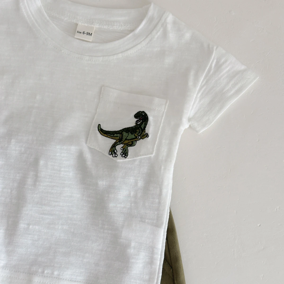 새로운  소녀 소년 의류 세트 작은 공룡 자수 캐주얼 순수 코튼 티셔츠 + 루즈 반바지  여름 정장