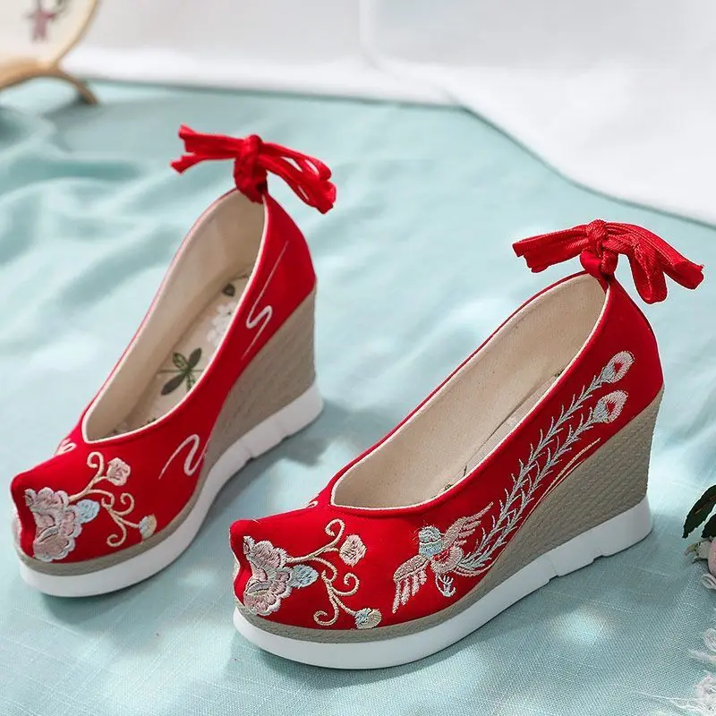 Chinese Ancient Embroidered Shoes Woman Ming Dynasty Traditional ...