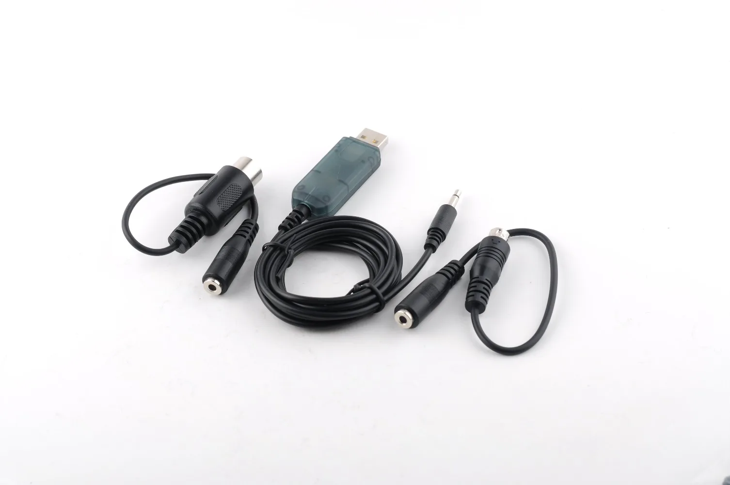 Vue rapprochée du connecteur USB et de la prise de l'adaptateur simulateur Flysky FS-SM100 pour vol RC