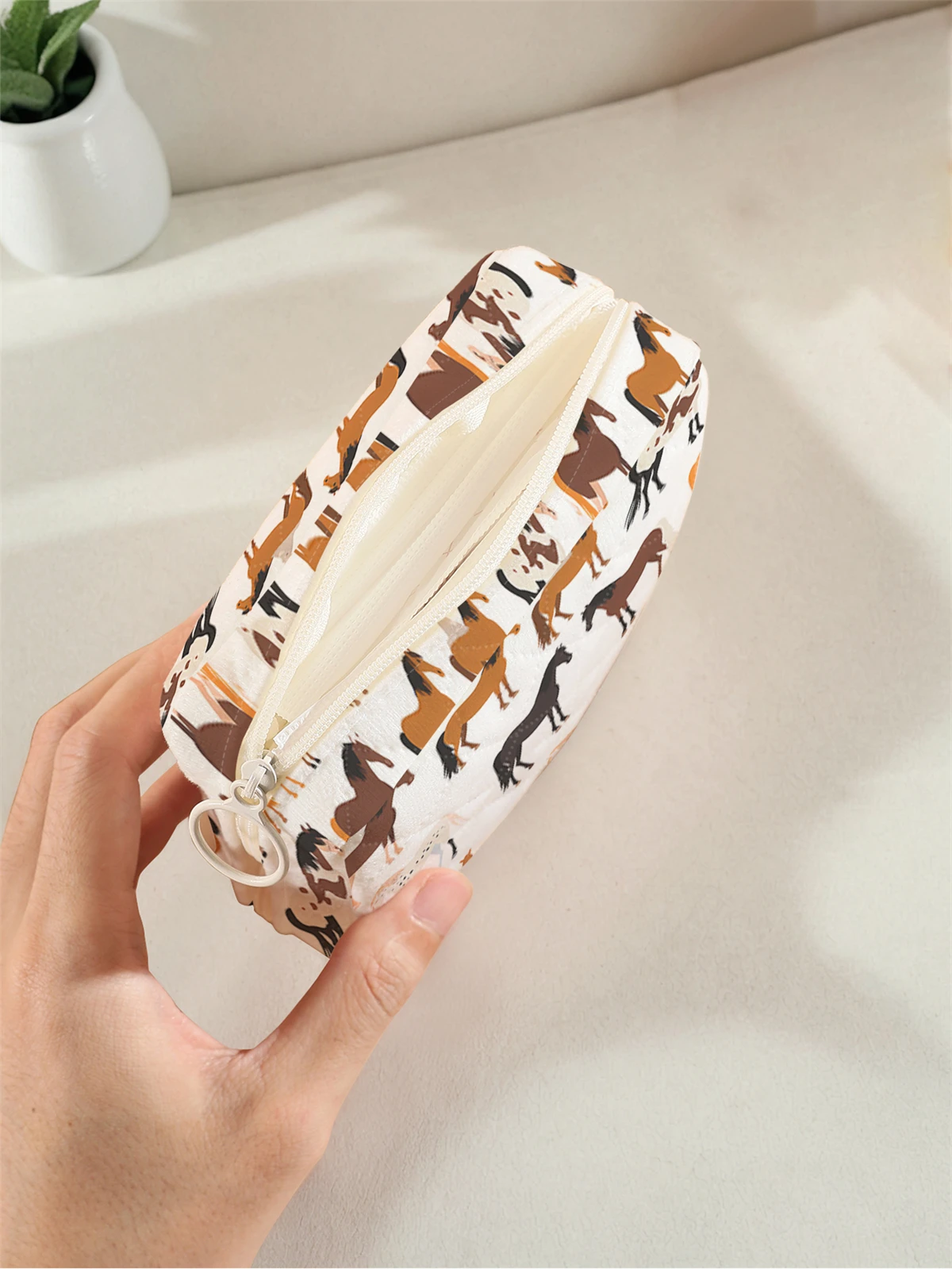 1 portable sanitary napkin storage bag, made of horse pattern and diamond mesh material, lightweight women's tissue bag