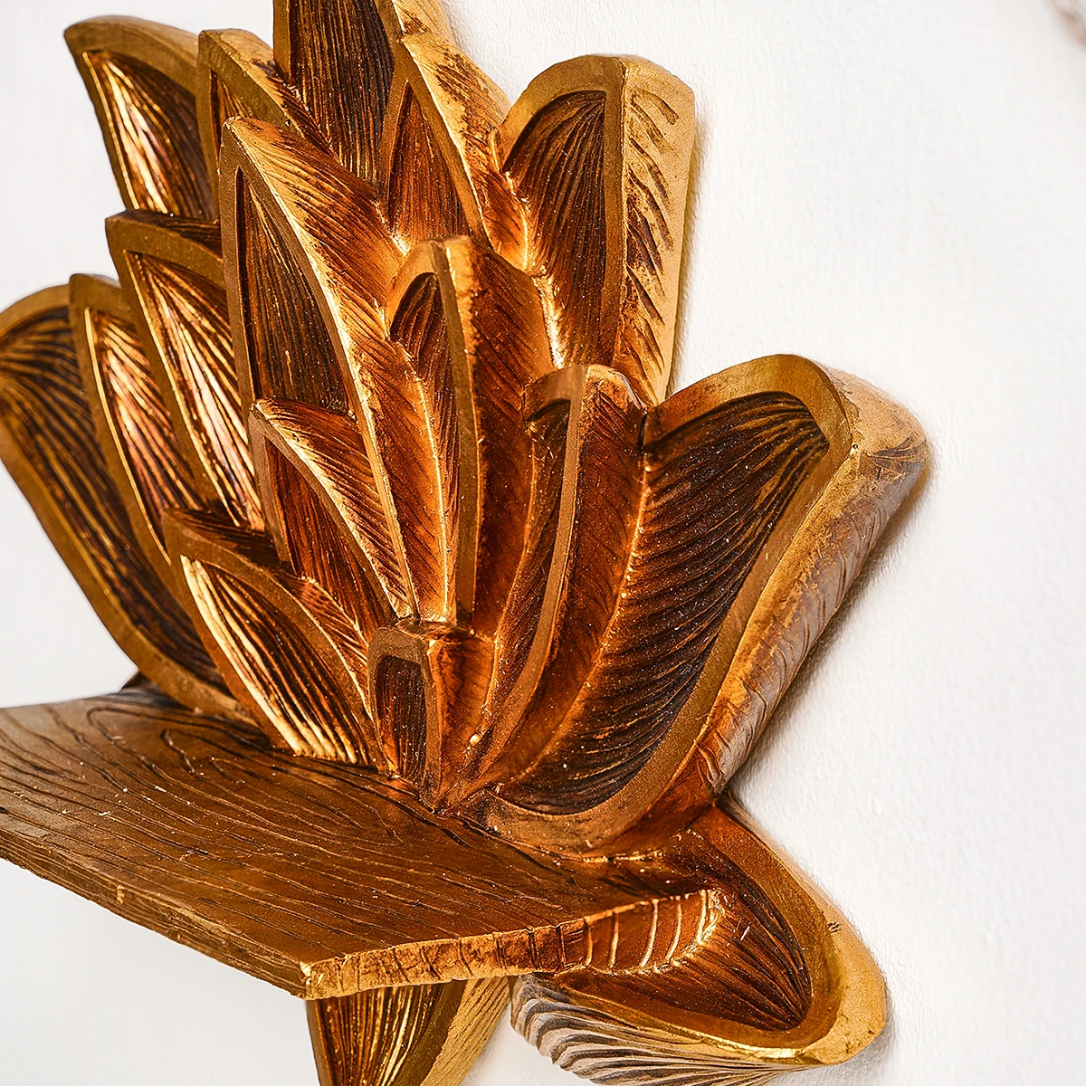 1PC, 9.8*6.8 inch resin material, imitation wood grain, golden lotus-shaped decorative corner frame