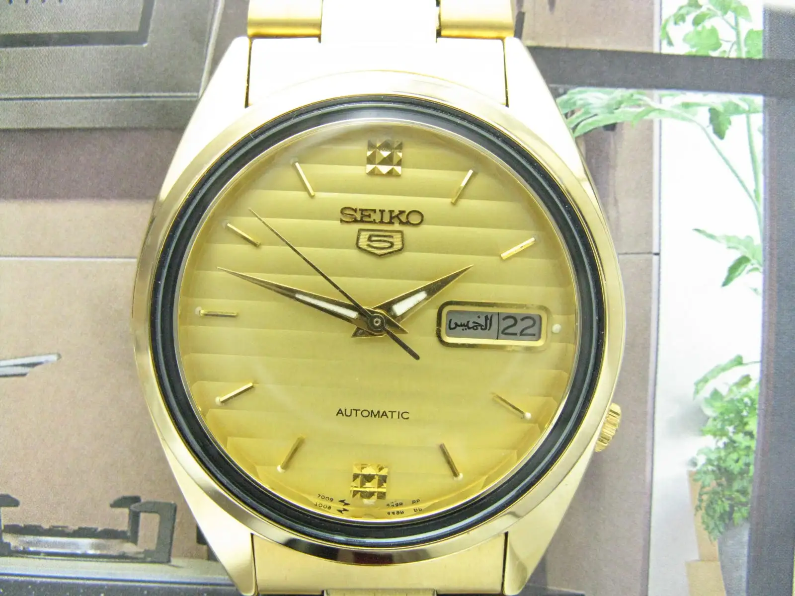 Golden Japanese Seiko 5 (Arabo + Inglese) Orologio Da Uomo Automatico Medio Oriente Con Doppia Data 7009A