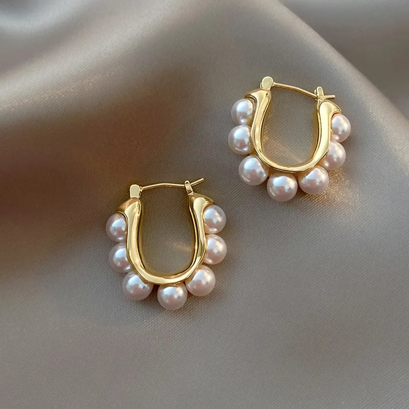 Stilvolle U-förmige Creolen, goldene, elegante Ohrringe mit Imitationsperlen, luxuriöse Accessoires für Hochzeiten und Partys, Geschenke für Damen. – Detail 8