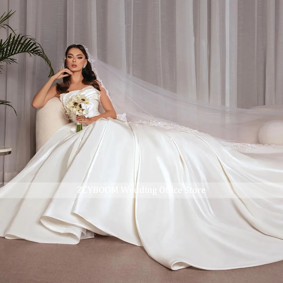 Luxuriöses weißes/elfenbeinfarbenes trägerloses Satin-Ballkleid Hochzeitskleid 2026 Dubai Ärmelloses Brautkleid mit Schleppe für Damen Vestido De Novia – Detail 5