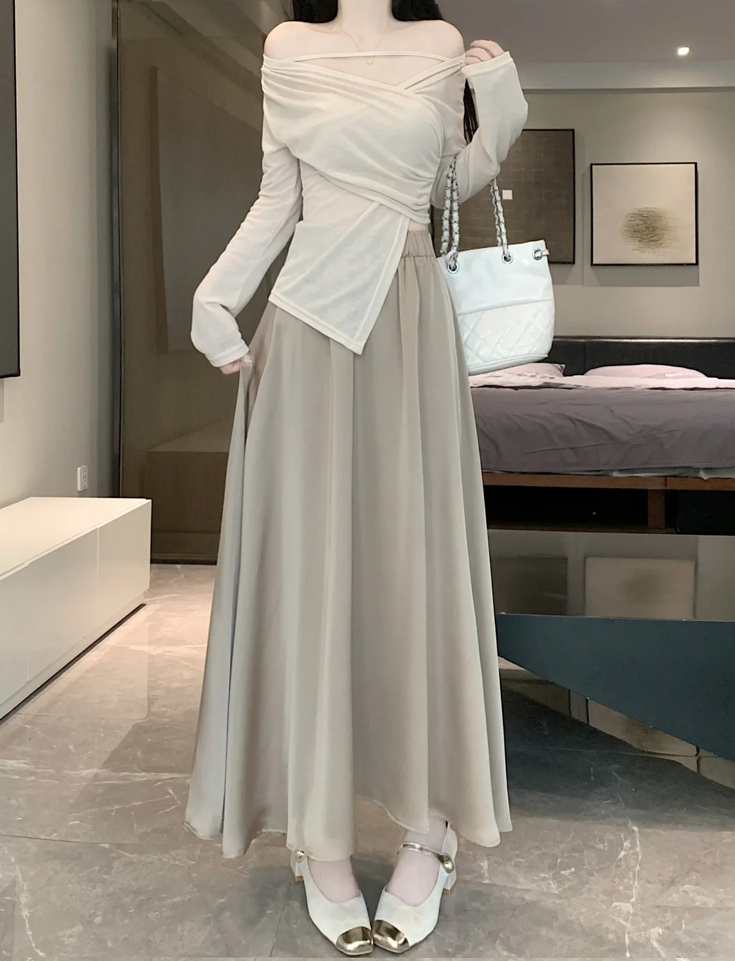 thumbnail image 1 of Vestido largo de cintura alta en forma de A, falda de satén sedoso para mujer, temporada de primavera, cintura ligeramente ajustada, falda grande y ancha, 1 of 5