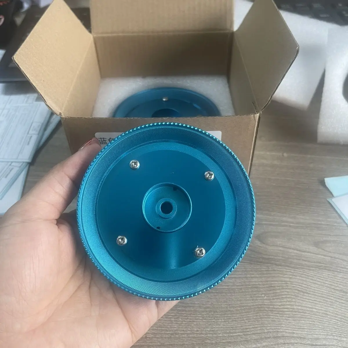Drone T50 orange en vol au-dessus d'un champ agricole