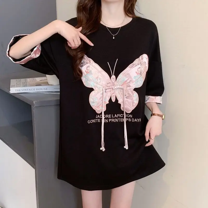 

Женская летняя футболка с вышивкой бабочки